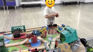木製トーマスで遊ぶ息子